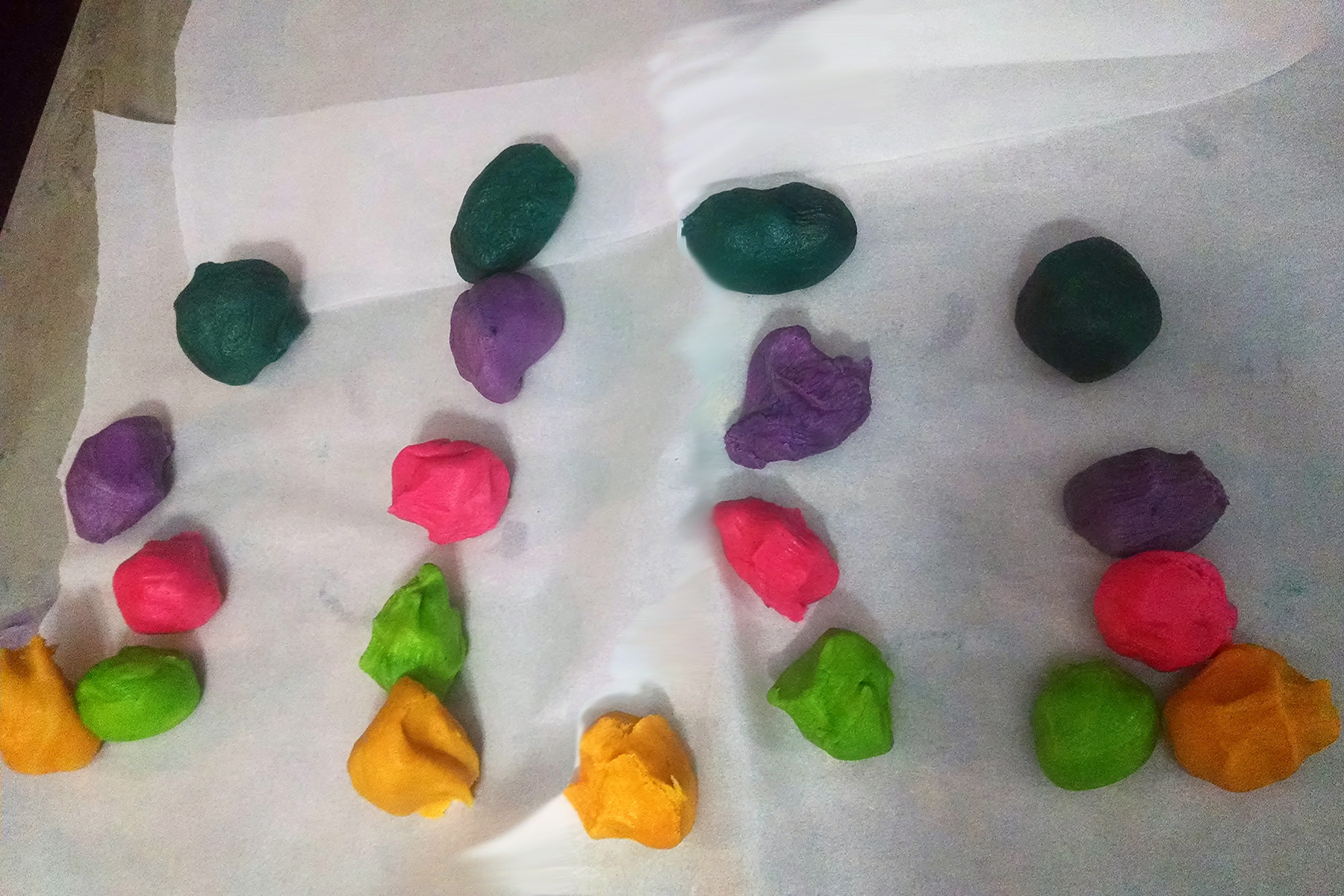 20 balls of brightly coloured cookie dough - 4 each of 5 different colours.